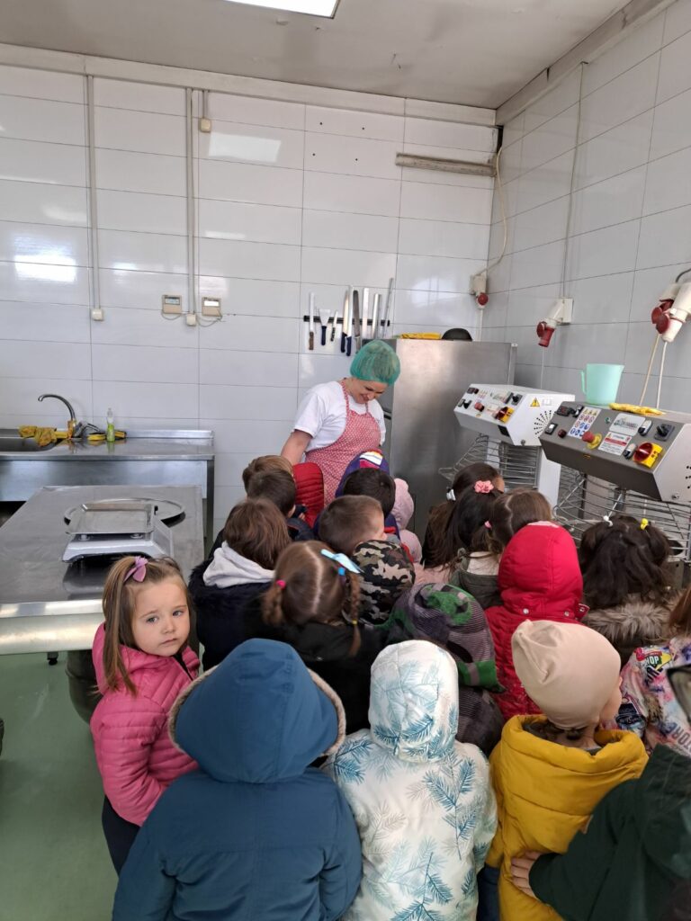 Голема благодарност до фирмата Мики пром - што овозможија дечињата од детска градинка ВИНОЖИТО Сопиште да се запознаат со професијата Слаткар