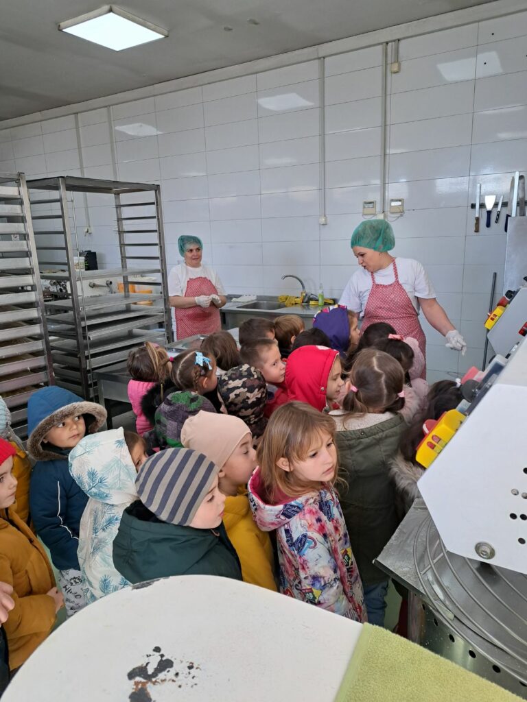Голема благодарност до фирмата Мики пром - што овозможија дечињата од детска градинка ВИНОЖИТО Сопиште да се запознаат со професијата Слаткар