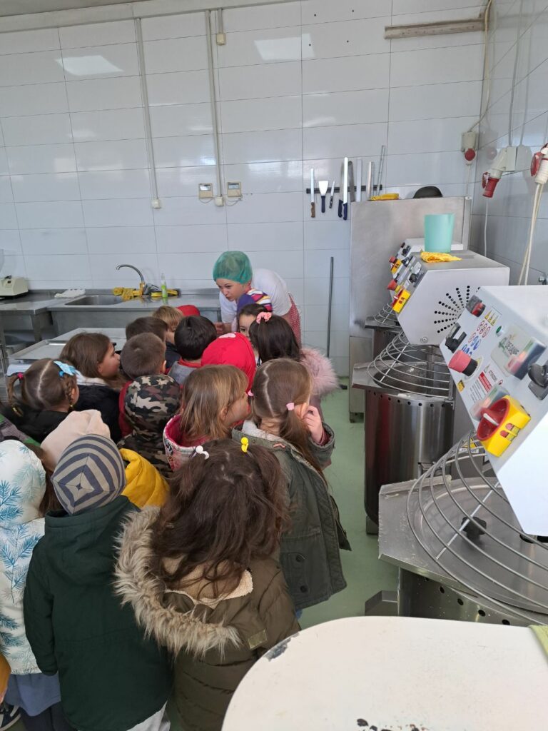 Голема благодарност до фирмата Мики пром - што овозможија дечињата од детска градинка ВИНОЖИТО Сопиште да се запознаат со професијата Слаткар