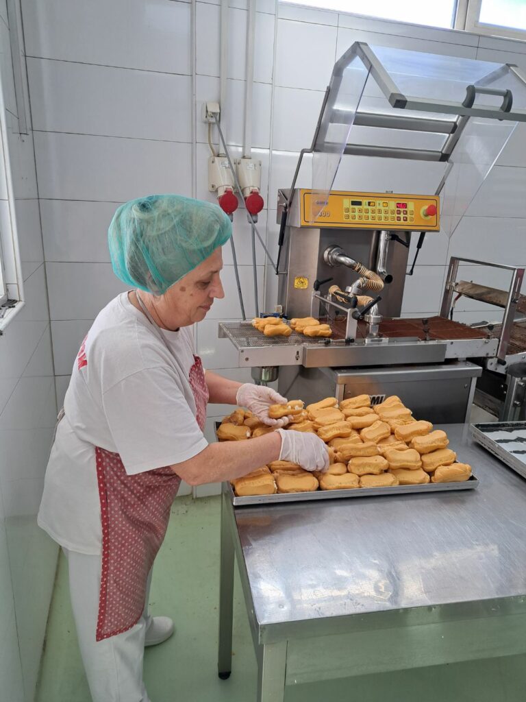 Голема благодарност до фирмата Мики пром - што овозможија дечињата од детска градинка ВИНОЖИТО Сопиште да се запознаат со професијата Слаткар