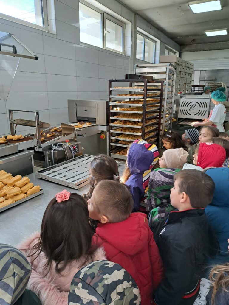 Голема благодарност до фирмата Мики пром - што овозможија дечињата од детска градинка ВИНОЖИТО Сопиште да се запознаат со професијата Слаткар