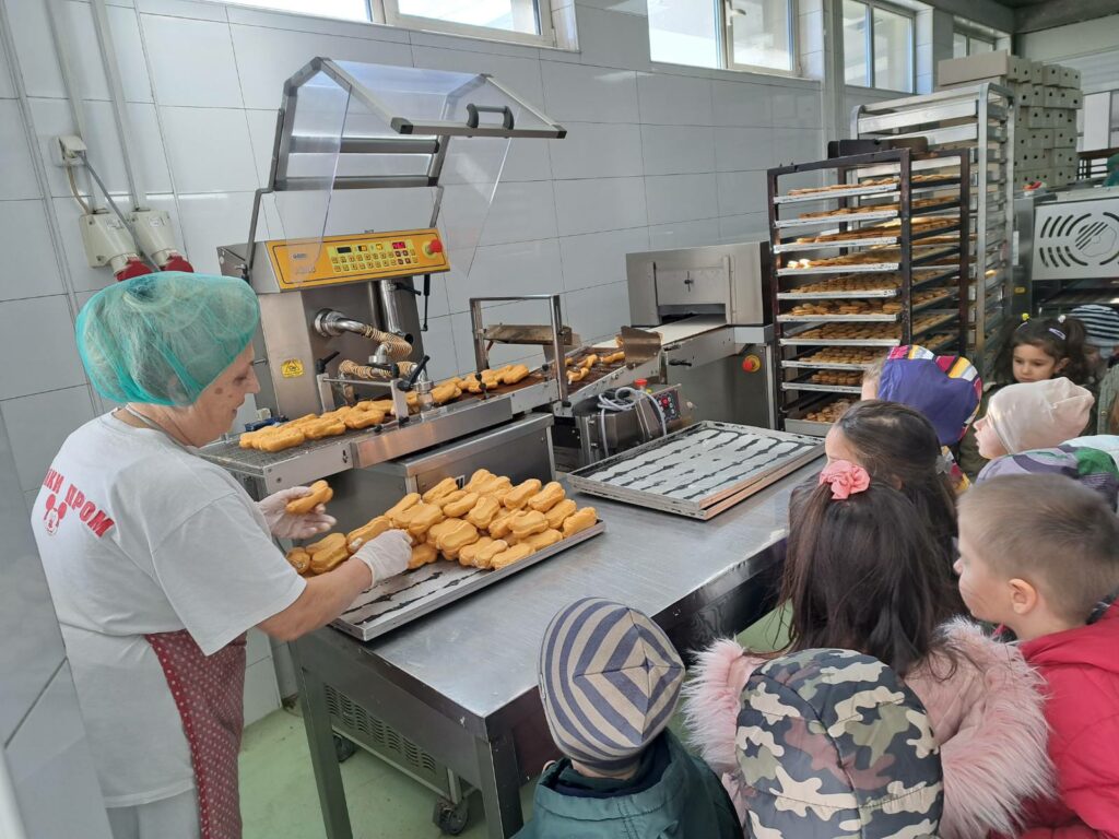 Голема благодарност до фирмата Мики пром - што овозможија дечињата од детска градинка ВИНОЖИТО Сопиште да се запознаат со професијата Слаткар