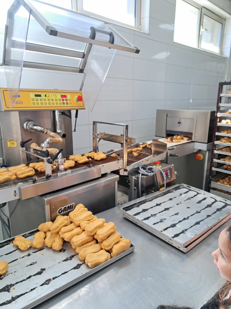 Голема благодарност до фирмата Мики пром - што овозможија дечињата од детска градинка ВИНОЖИТО Сопиште да се запознаат со професијата Слаткар