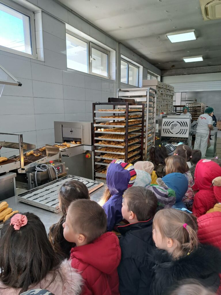 Голема благодарност до фирмата Мики пром - што овозможија дечињата од детска градинка ВИНОЖИТО Сопиште да се запознаат со професијата Слаткар