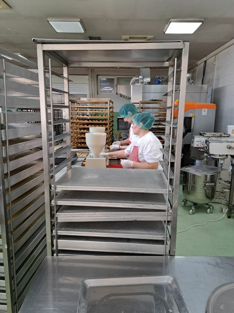 Голема благодарност до фирмата Мики пром - што овозможија дечињата од детска градинка ВИНОЖИТО Сопиште да се запознаат со професијата Слаткар