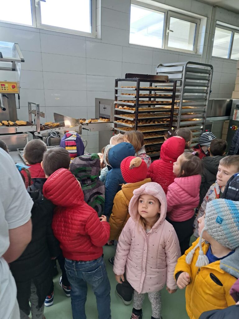 Голема благодарност до фирмата Мики пром - што овозможија дечињата од детска градинка ВИНОЖИТО Сопиште да се запознаат со професијата Слаткар