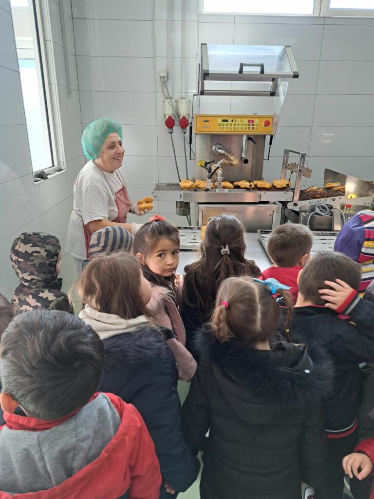 Голема благодарност до фирмата Мики пром - што овозможија дечињата од детска градинка ВИНОЖИТО Сопиште да се запознаат со професијата Слаткар