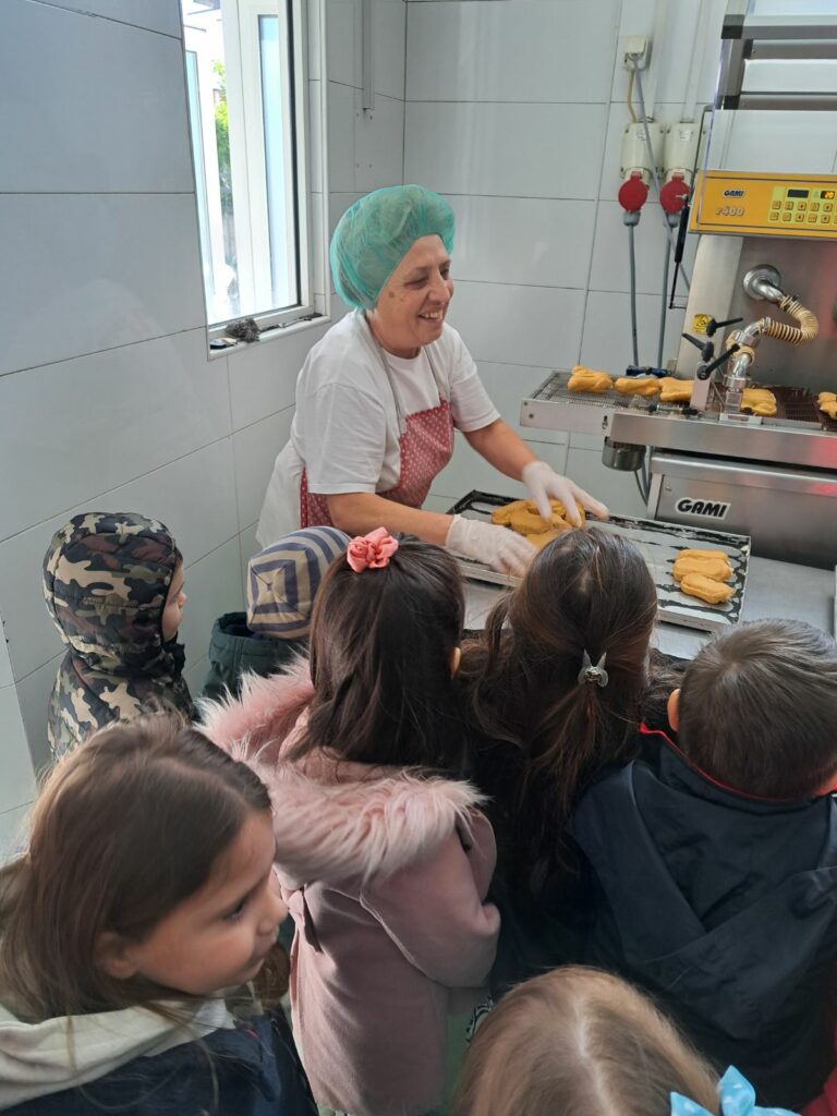 Голема благодарност до фирмата Мики пром - што овозможија дечињата од детска градинка ВИНОЖИТО Сопиште да се запознаат со професијата Слаткар