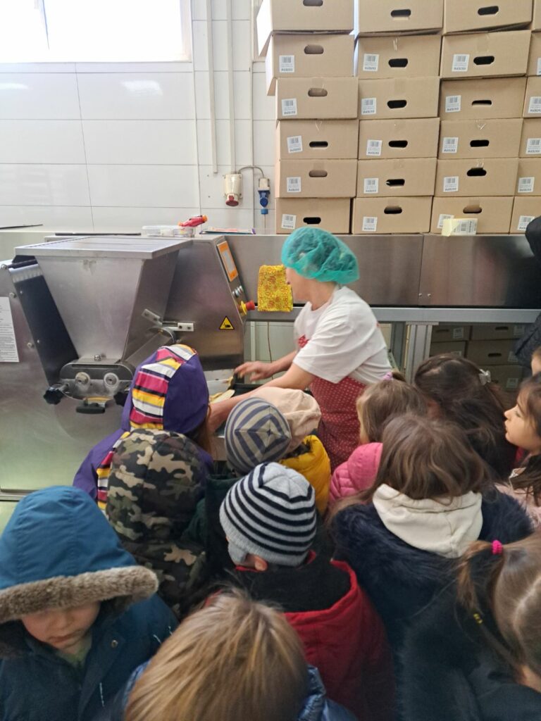 Голема благодарност до фирмата Мики пром - што овозможија дечињата од детска градинка ВИНОЖИТО Сопиште да се запознаат со професијата Слаткар