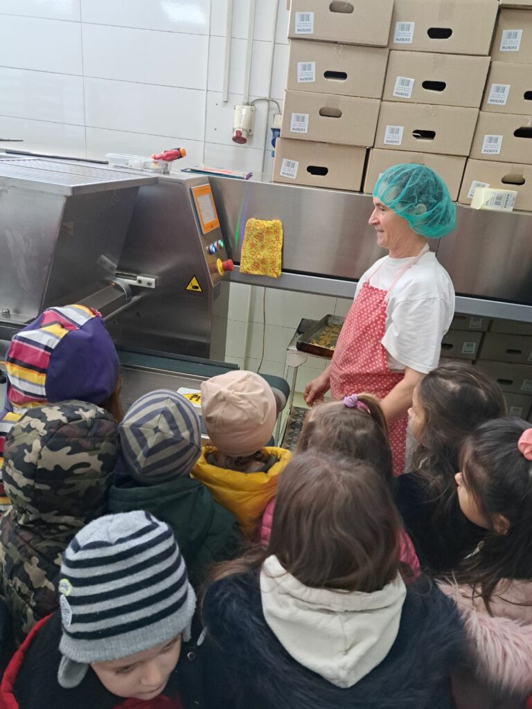 Голема благодарност до фирмата Мики пром - што овозможија дечињата од детска градинка ВИНОЖИТО Сопиште да се запознаат со професијата Слаткар