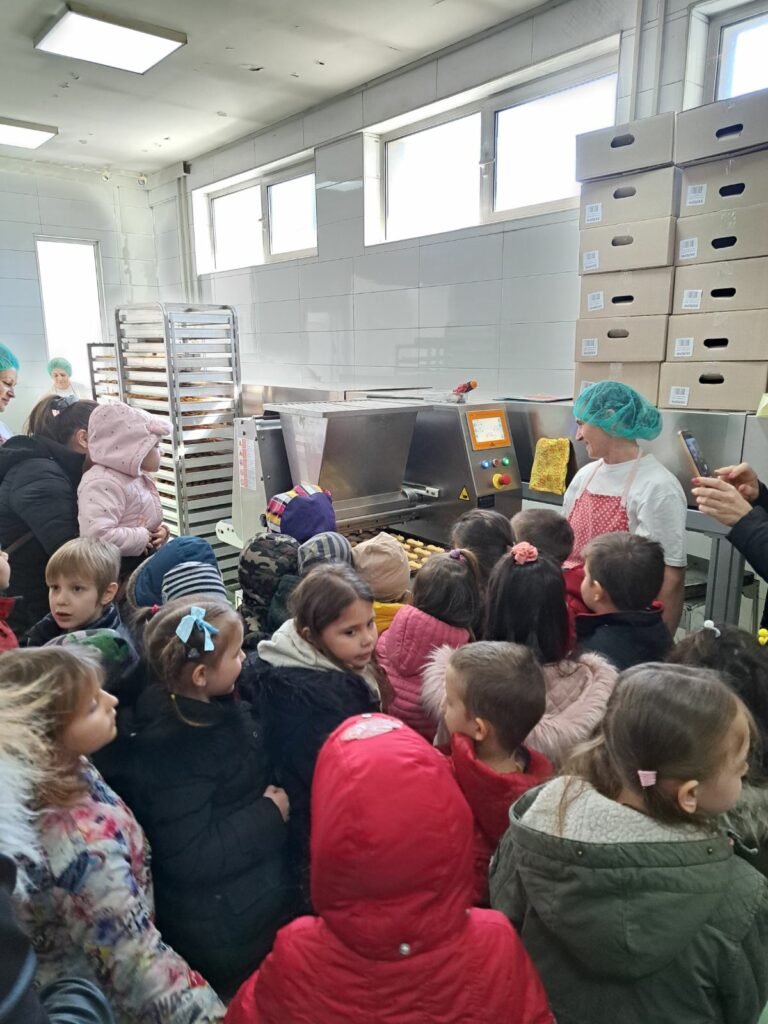 Голема благодарност до фирмата Мики пром - што овозможија дечињата од детска градинка ВИНОЖИТО Сопиште да се запознаат со професијата Слаткар