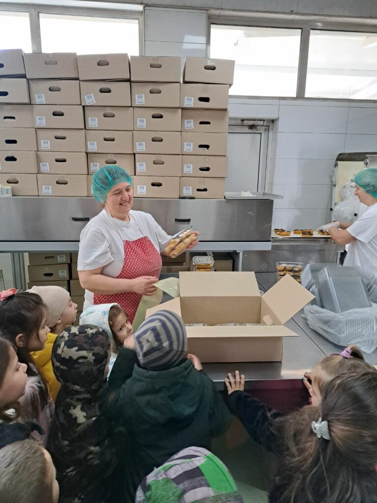 Голема благодарност до фирмата Мики пром - што овозможија дечињата од детска градинка ВИНОЖИТО Сопиште да се запознаат со професијата Слаткар