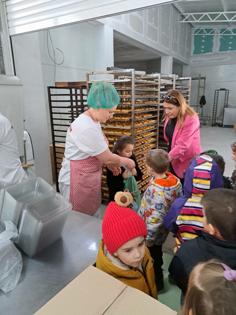 Голема благодарност до фирмата Мики пром - што овозможија дечињата од детска градинка ВИНОЖИТО Сопиште да се запознаат со професијата Слаткар