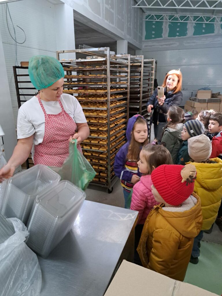 Голема благодарност до фирмата Мики пром - што овозможија дечињата од детска градинка ВИНОЖИТО Сопиште да се запознаат со професијата Слаткар